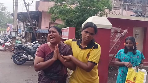தீக்குளிக்க முயன்ற தாய்