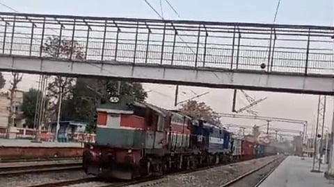 அதிவேகமாக சென்ற ரயில்