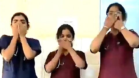 மருத்துவமனையில் ரீல்ஸ் எடுத்த பயிற்சி மருத்துவர்கள்