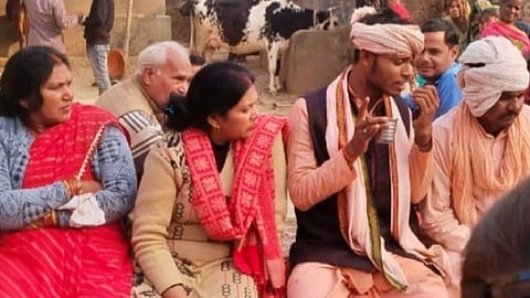 மகன் பிங்குவுடன் அவரது பெற்றோர்