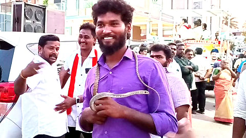 ஓமலூர் - திமுக பரப்புரை கூட்டத்தில் பாம்பை கழுத்தில் அணிந்தபடி வந்த இளைஞர்