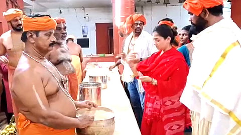 கோயிலில் விக்னேஷ் சிவன் - நயன்தாரா