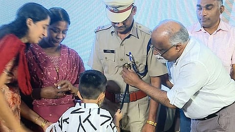 இதய தானம் செய்திருந்த தன் இறந்த தந்தையின் இதயத்துடிப்பை கேட்ட சிறுவன்