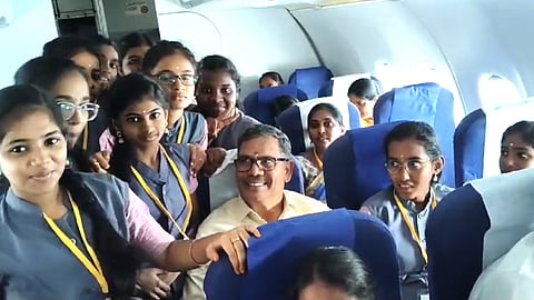விமானத்தில் அழைத்துச் செல்லப்பட்ட மாணவர்கள்