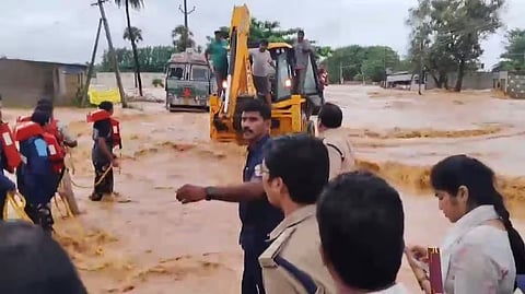 ஆந்திராவில் கனமழை மீட்புப் பணிகளில் ஈடுபடும் அதிகாரிகள்
