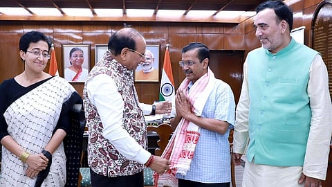 அதிஷி, சக்சேனா, அரவிந்த் கெஜ்ரிவால்