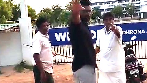 ஆசிரியையின் கணவரை அடித்து விரட்டியதாளாளர்