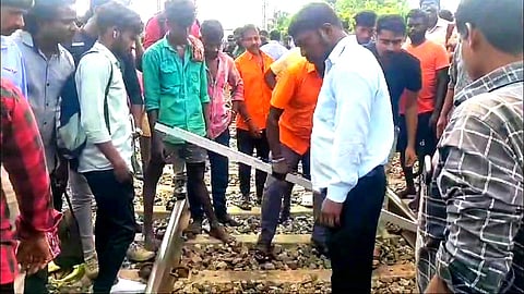 தண்டவாளம் அருகே திடீரென ஏற்பட்ட பள்ளம்