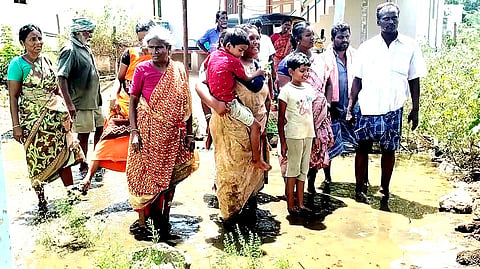 கழிவுநீரில் இறங்கி போராட்டத்தில் ஈடுபட்ட பெண்கள்
