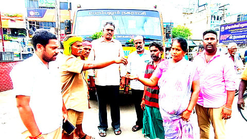 தங்க செயின் - உரியவரிடம் ஒப்படைத்த தூய்மை பணியாளர்கள்