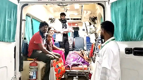 ஆம்புலன்ஸில் பிறந்த ஆண் குழந்தை