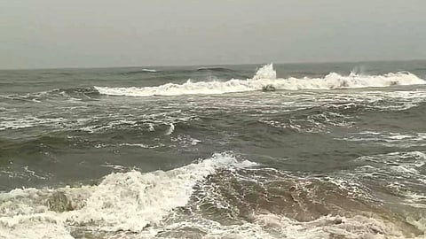 சீற்றத்துடன் காணப்படும் மாமல்லபுரம் கடல்