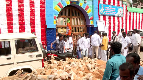 ஆட்டு மந்தைகளுடன் அடைக்கப்பட்ட பாஜக-வினர்