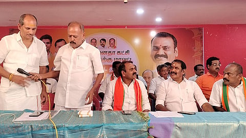 மத்திய அமைச்சர் எல்.முருகன் முன்னிலையில் வாக்குவாதம்