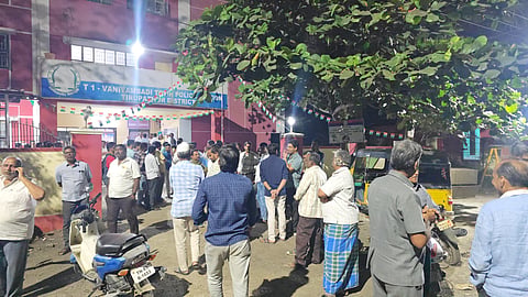 கர்நாடக காவல்துறைக்கு எதிராக போராட்டம்