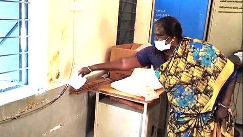 வகுப்பறைக்குள் மனிதக் கழிவை வீசிச் சென்ற மர்ம நபர்கள்