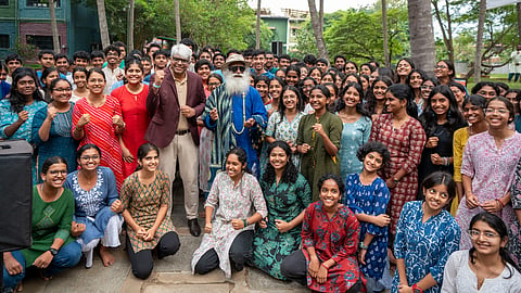 மாணவர்களுடன் உரையாடிய ஜக்கி வாசுதேவ்