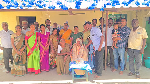 101 வது பிறந்தநாளை கேக் வெட்டி கொண்டாடிய மூதாட்டி