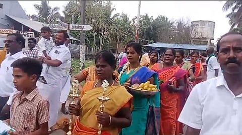கல்விச் சீர் கொண்டு வந்த கிராம மக்கள்
