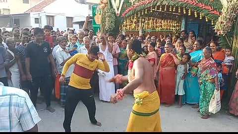 சாட்டையடி வாங்கிய பக்தர்