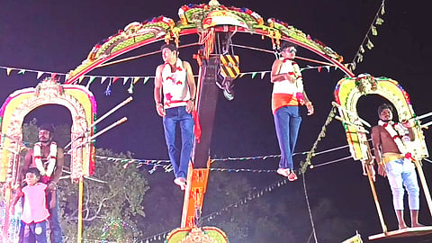 அலகு குத்தி கிரேனில் தொங்கிய படி வந்த பக்தர்கள்