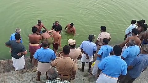 மாணவர்கள் குளத்தில் மூழ்கி உயிரிழந்த சோகம்