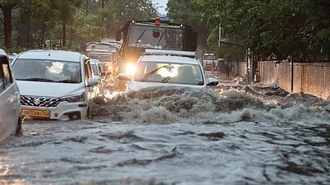 Delhi strong winds lash and heavy rain