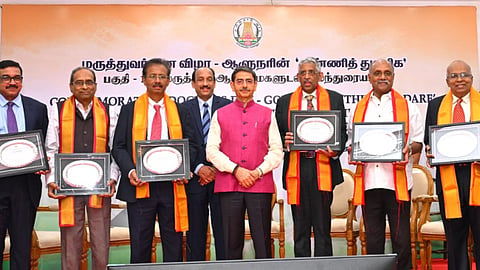 விருது வழங்கும் நிகழ்வில்...