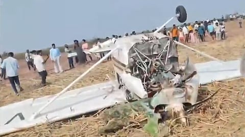 கர்நாடகாவில் விழுந்து நொறுங்கிய தனியார் விமானம்