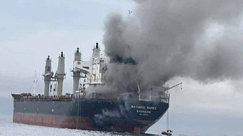 Iran War Tensions:iPhones Float at Sea ,Crowds Rush In! Shocking Twist
