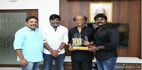 தர்மதுரை 100வது நாள் கேடயத்தைப் பெற்ற ரஜினி