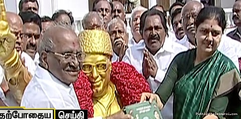 எம்ஜிஆர் சிலைக்கு சசிகலா மரியாதை