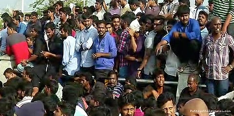 அடையாள அட்டைகளை அரசிடமே ஒப்படைக்கிறோம்... இளைஞர்கள் ஆவேசம்