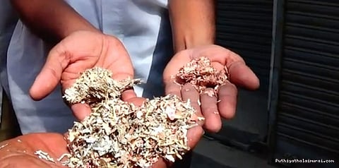 துண்டு, துண்டாக வெட்டி வீசப்பட்ட ரூபாய் நோட்டுகள்