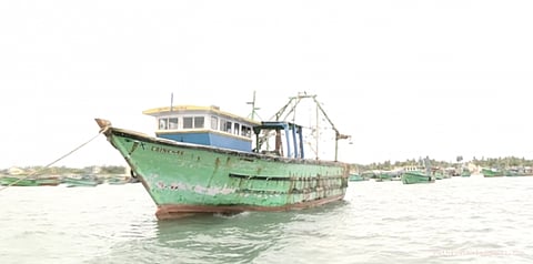 தமிழக மீனவர்கள் 10 பேர் சிறைபிடிப்பு