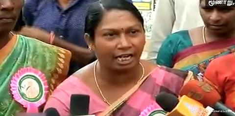 கேரள அமைச்சரை காலில் விழுந்து மன்னிப்பு கேட்க கோரும் தமிழ்ப் பெண்கள்