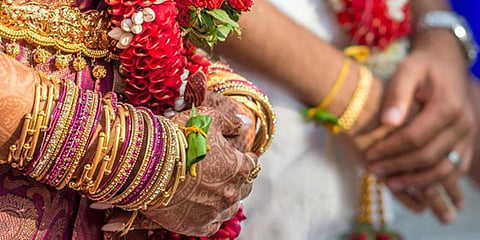 தாலி கட்ற நேரத்துலயும் குட்காவா? மணமகனை உதறினார் மணமகள்!