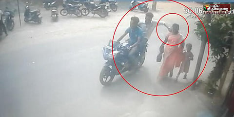 சாலையில் நடந்து சென்ற பெண்ணிடம் நகைப்பறிப்பு: சிசிடிவி காட்சிகள் வெளியீடு