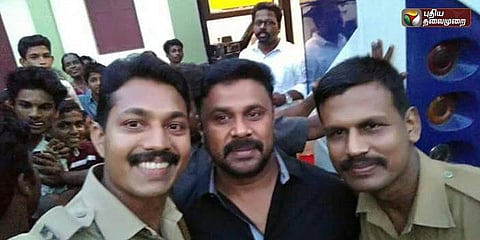 பாவனா வழக்கில் கைதான திலீபுடன் செல்ஃபி எடுத்த போலீசார்