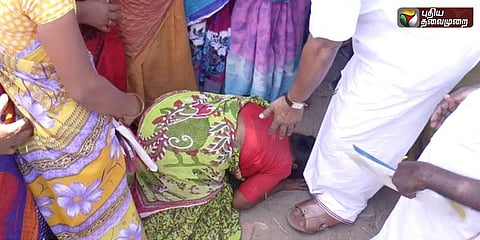 அமைச்சர் காலில் விழுந்து பெண்கள் கதறல்: மீனவர்களை மீட்டுத் தரக் கோரிக்கை!