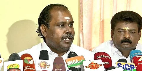 மாறி மாறி செயல்படுகிறார் ஆர்.பி.உதயகுமார்: தினகரன் அணி குற்றச்சாட்டு