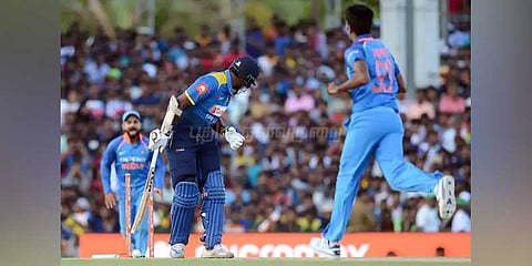 மளமளவென விக்கெட்களை பறிகொடுத்து 216-க்கு ஆல்அவுட் ஆனது இலங்கை