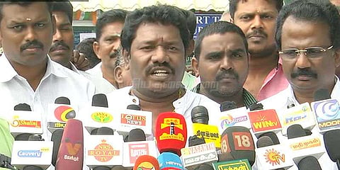 சசிகலாவுக்கு இரண்டு முதல்வர்களை உருவாக்கிய சிறப்பு உண்டு: கருணாஸ்