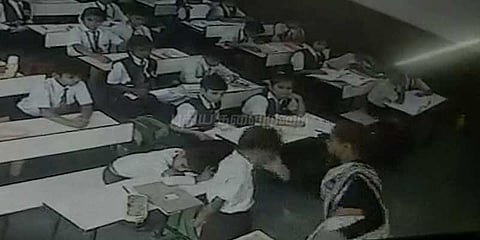 சிறுவனை காட்டுமிராண்டித்தனமாக தாக்கும் ஆசிரியர்: வீடியோ காட்சிகள்