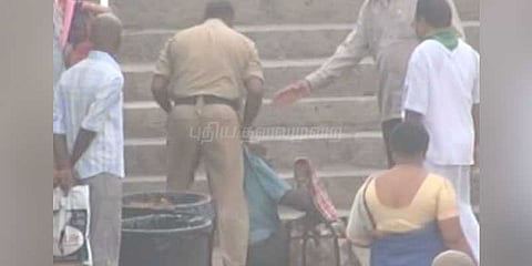 பக்தரை சரமாரியாக தாக்கி பணம் பறித்த காவலர்