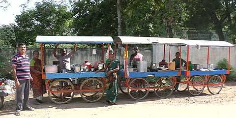 தள்ளுவண்டி கடையில் அராஜகம் செய்த நகராட்சி ஆணையர்
