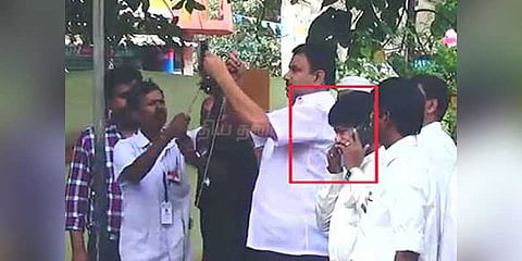 தேசியக்கொடி ஏற்றும் போது செல்ஃபோனில் பேசியவருக்கு வித்தியாசமான தண்டனை