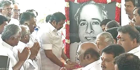 அண்ணா பிறந்தநாள் - தமிழக அரசு சார்பில் மலர் தூவி மரியாதை