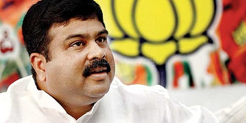பெட்ரோல், டீசல் விலை இனி குறையும்: அமைச்சர் தகவல்
