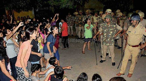 மாணவிகள் மீது போலீசார் தடியடி: நீதி விசாரணைக்கு உ.பி. அரசு உத்தரவு